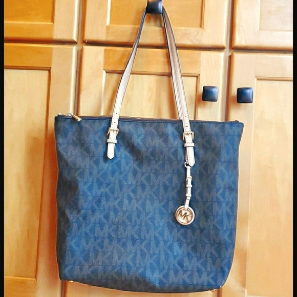 Michael Kors Handbags - Michael Kors Jet Set Signature Tote